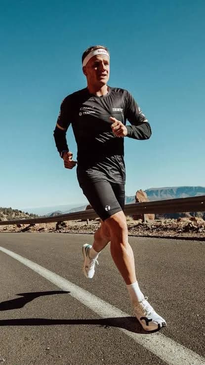 Tênis da On em uso, reforçando o posicionamento da marca entre performance e lifestyle