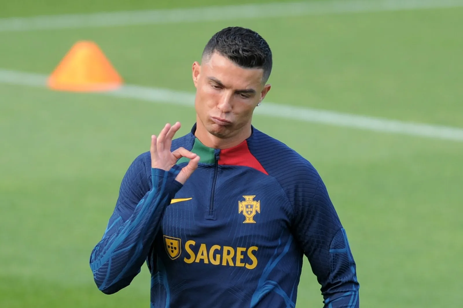 Cristiano Ronaldo em campo, símbolo de ambição e busca pela excelência