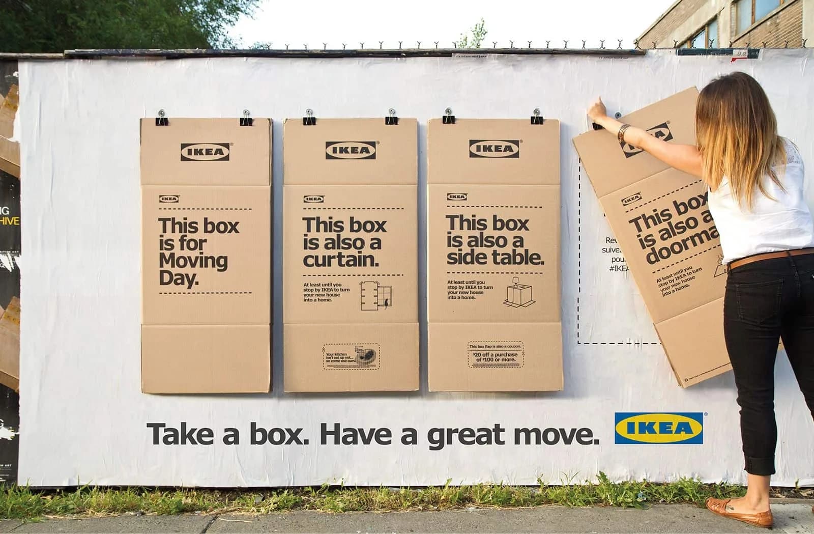 Ação da IKEA com móveis em ponto de ônibus como exemplo de marketing de guerrilha