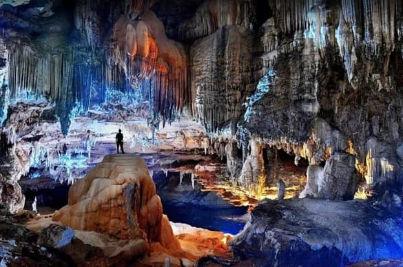Sistema de cavernas com estalactites do Parque Estadual de Terra Ronca, no Planalto Central