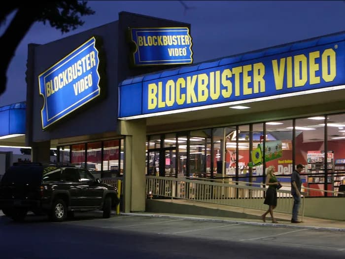 Aluguel de DVDs por correio da Netflix versus a locadora Blockbuster