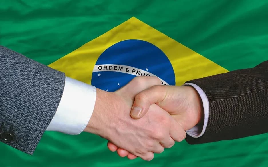 Profissionais brasileiros se cumprimentando em uma reunião de negócios, ilustrando a importância das relações pessoais.