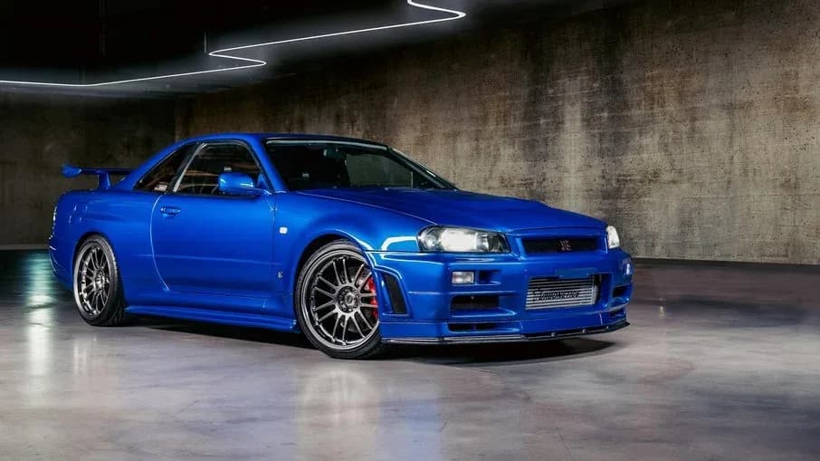 Nissan Skyline GT-R R34 azul de Velozes e Furiosos: Desafio em Tóquio