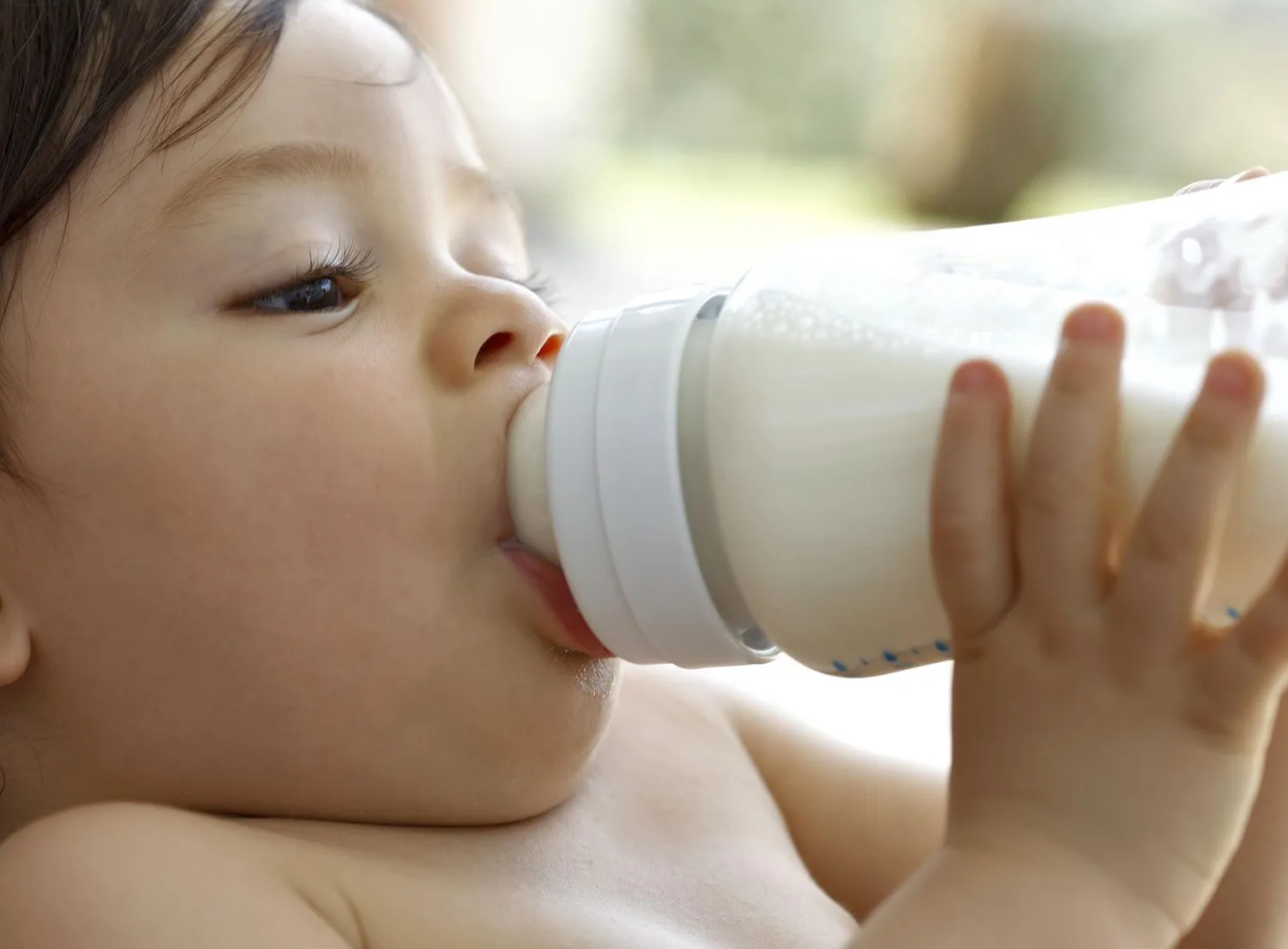 Bebê tomando leite na mamadeira, exemplo do vocabulário de cuidados infantis em inglês