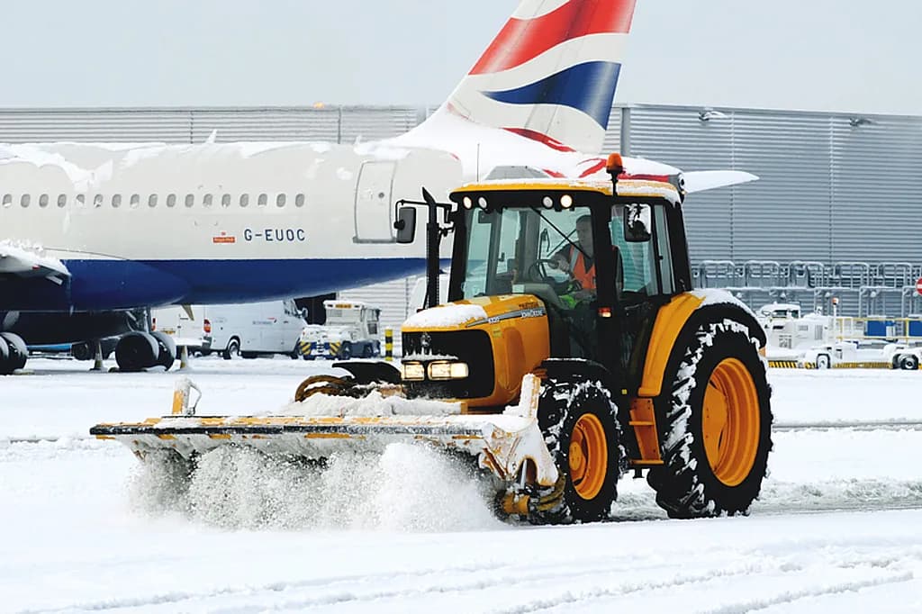 Remoção mecânica da neve na pista do aeroporto coberto de neve
