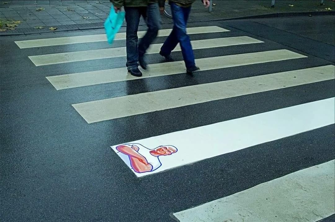 Faixa de pedestres ultrabranca da Mr. Clean como exemplo de marketing de guerrilha