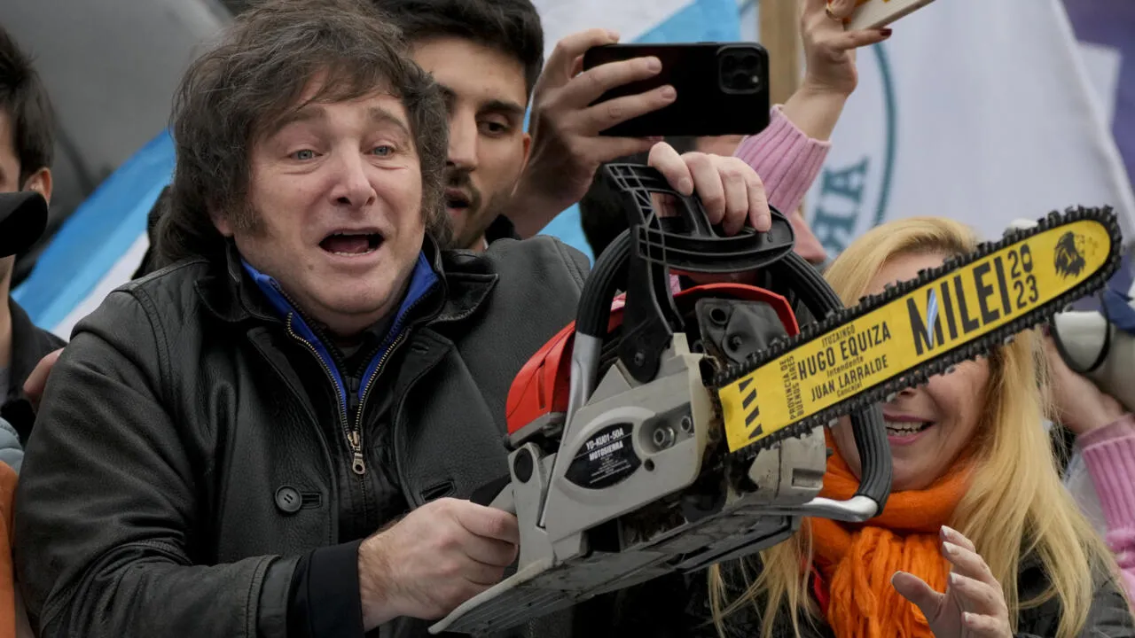 Javier Milei segurando uma motosserra, símbolo de seus cortes propostos no governo argentino