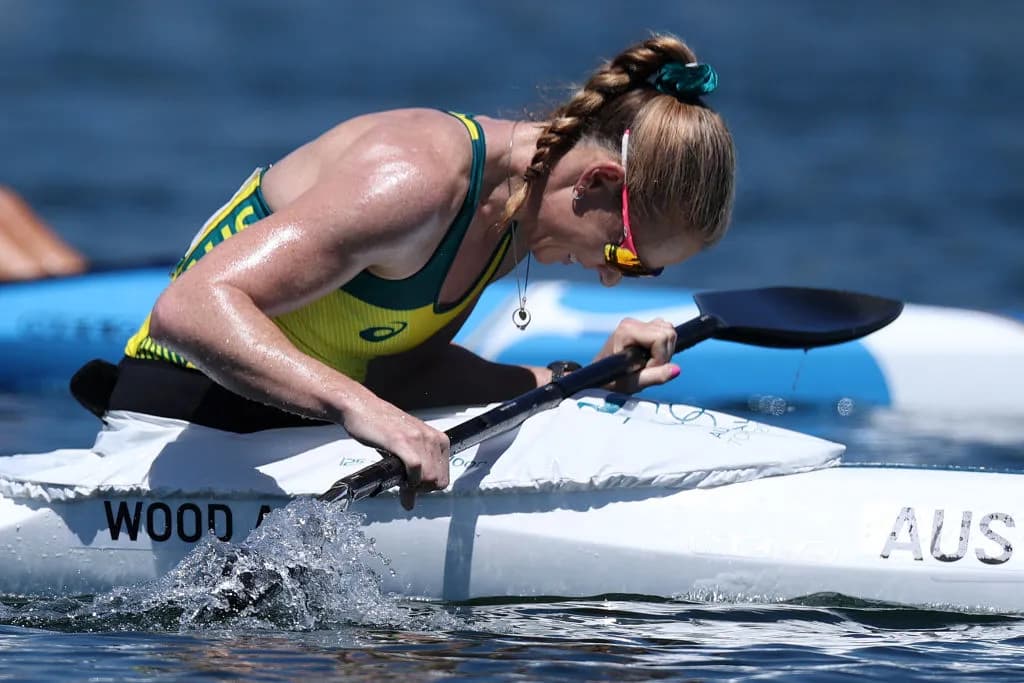 Canoa polinésia com flutuador lateral (outrigger) navegando sobre o mar, ilustrando texto de leitura em inglês sobre o esporte