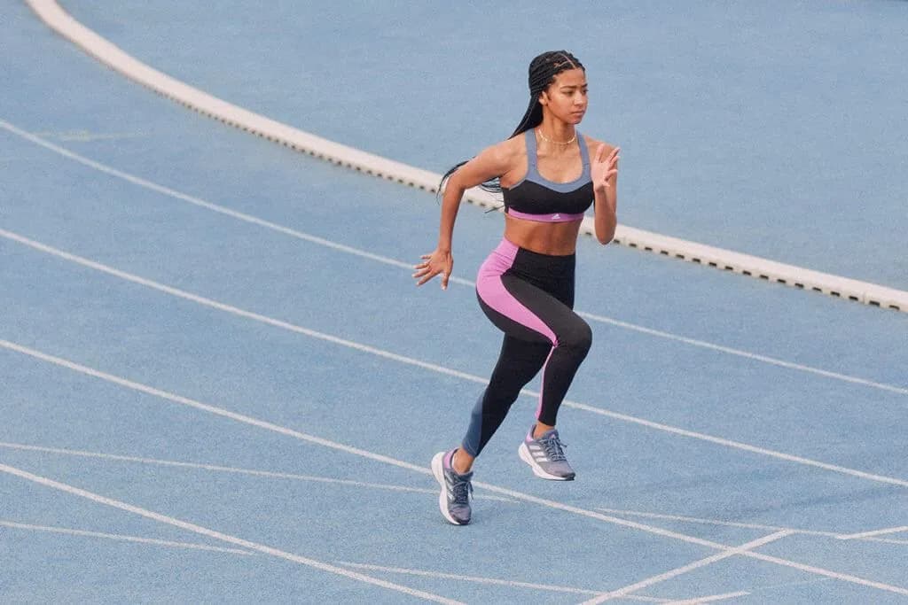Pessoa correndo uma volta no campo (run a lap), ilustrando o vocabulário de exercícios físicos em inglês.