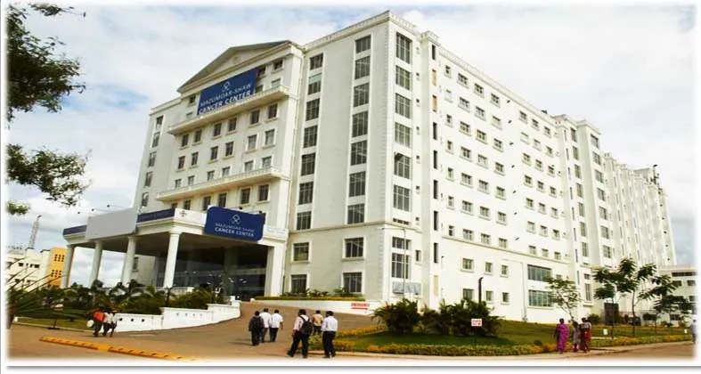 Fachada do hospital do Dr. Devi Shetty em Bangalore, modelo de saúde acessível em larga escala na Índia