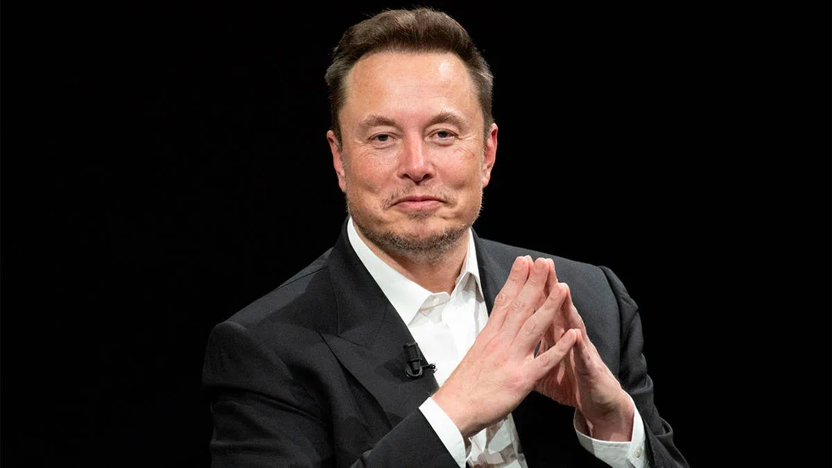Elon Musk, CEO da SpaceX e Tesla, em fundo branco