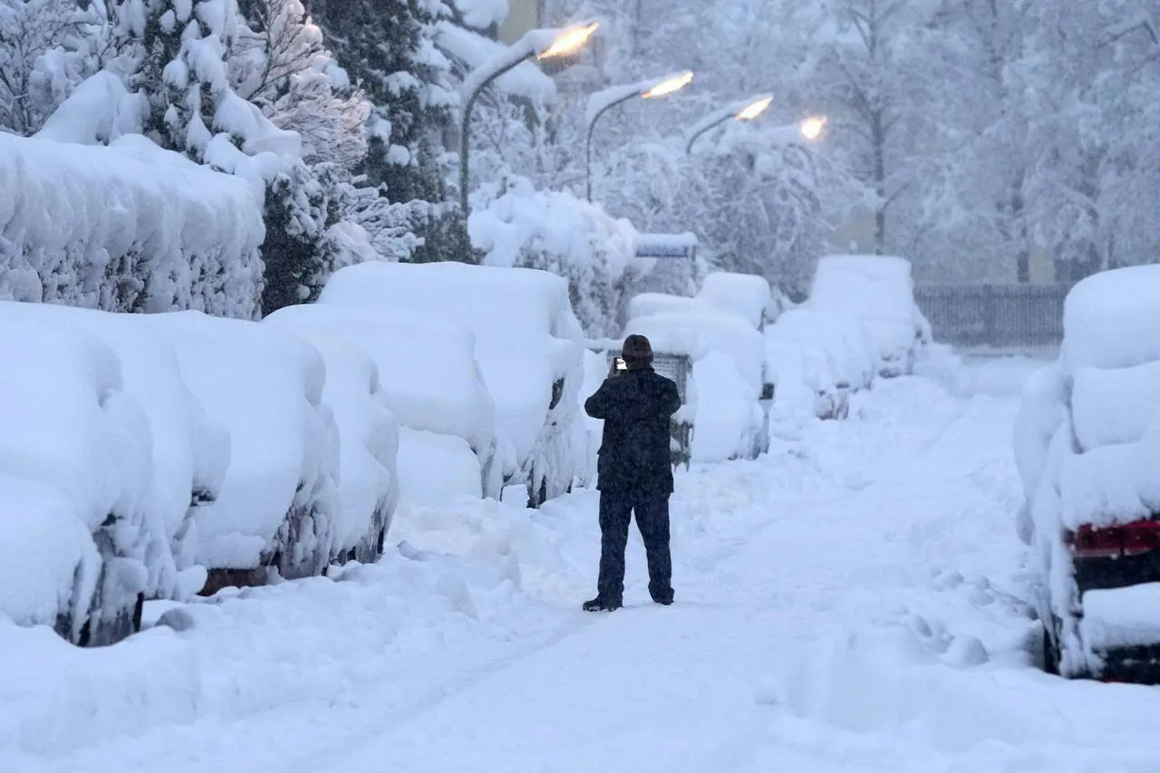 Munique coberta de neve durante a forte nevasca que cancelou voos