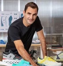 Roger Federer, sócio e embaixador da On, com o modelo The Roger que ajudou a criar