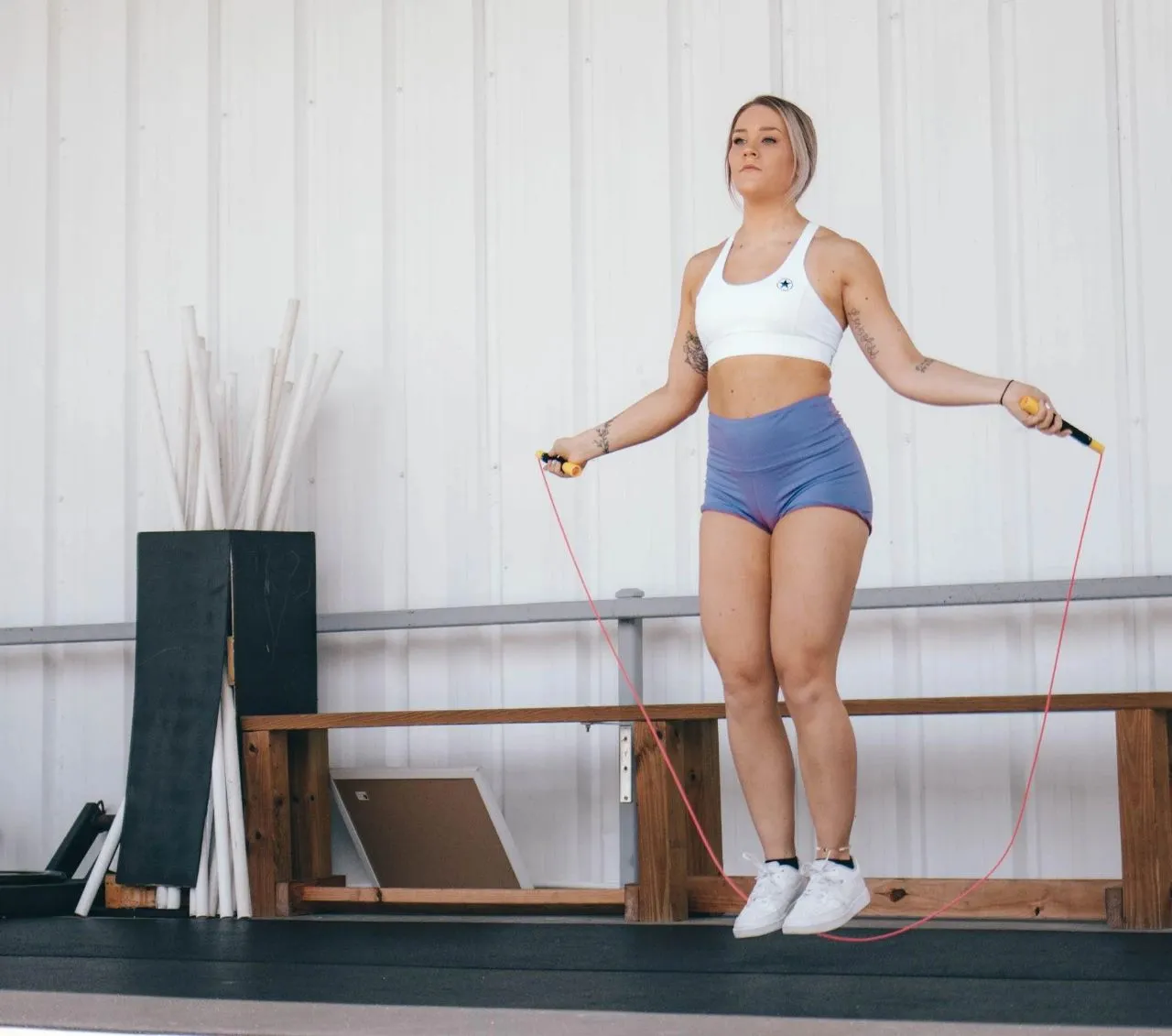 Pessoa pulando corda (jump rope), ilustrando o vocabulário de exercícios físicos em inglês.