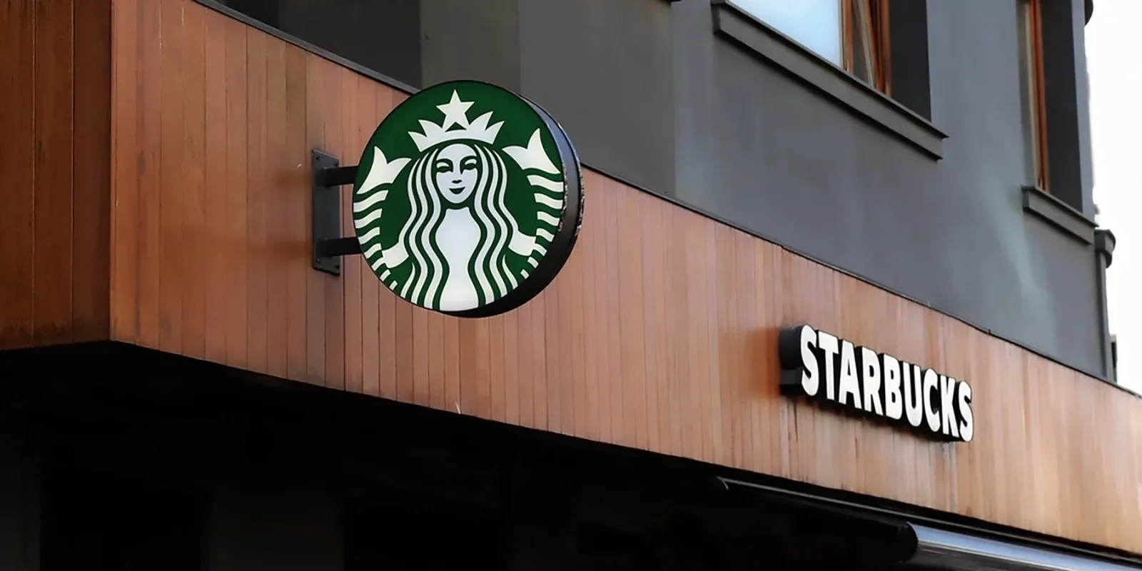 Loja Starbucks, cenário da troca de comando que abriu o debate sobre fit de CEO