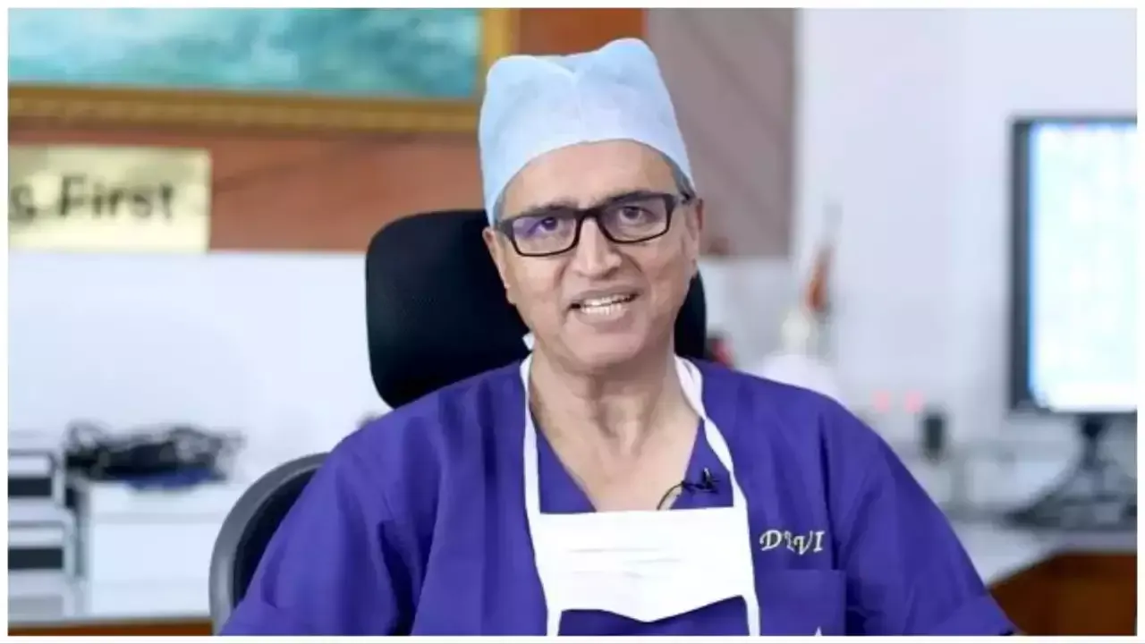 Retrato do Dr. Devi Shetty, médico que liderou a missão de transformar a saúde na Índia