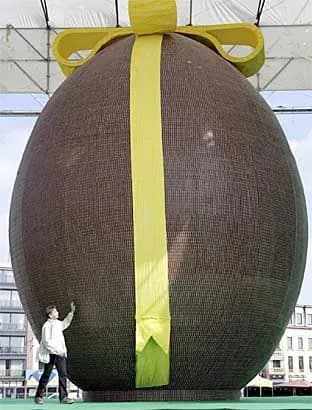 Ovo de Páscoa gigante de vários metros de altura, recorde mundial criado na Itália