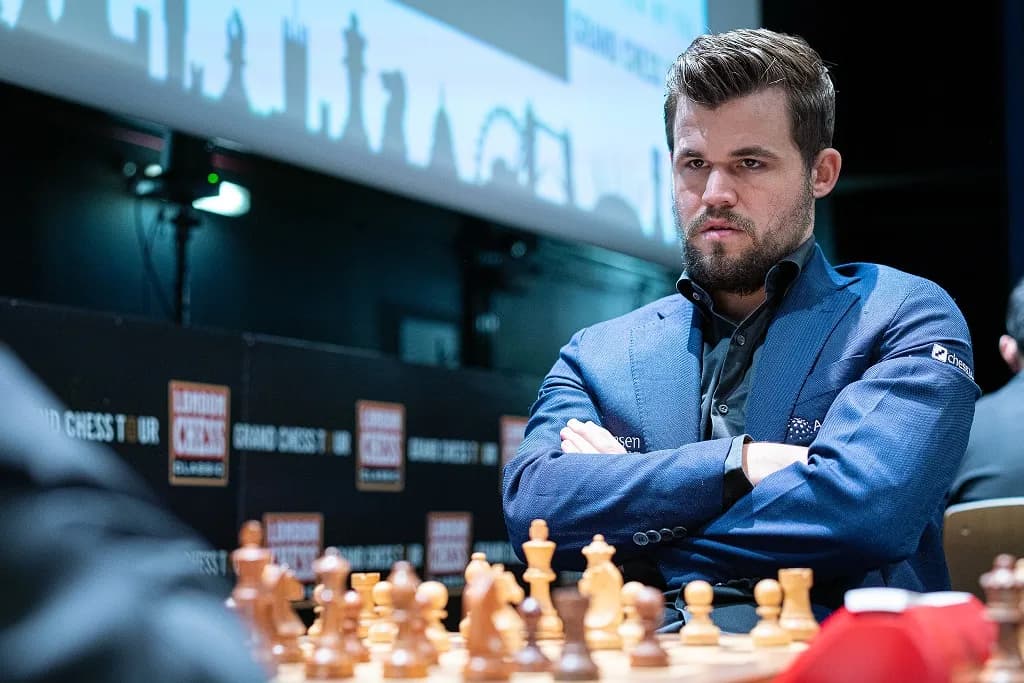 Retrato do enxadrista Magnus Carlsen, exemplo de autoconfiança citado no texto