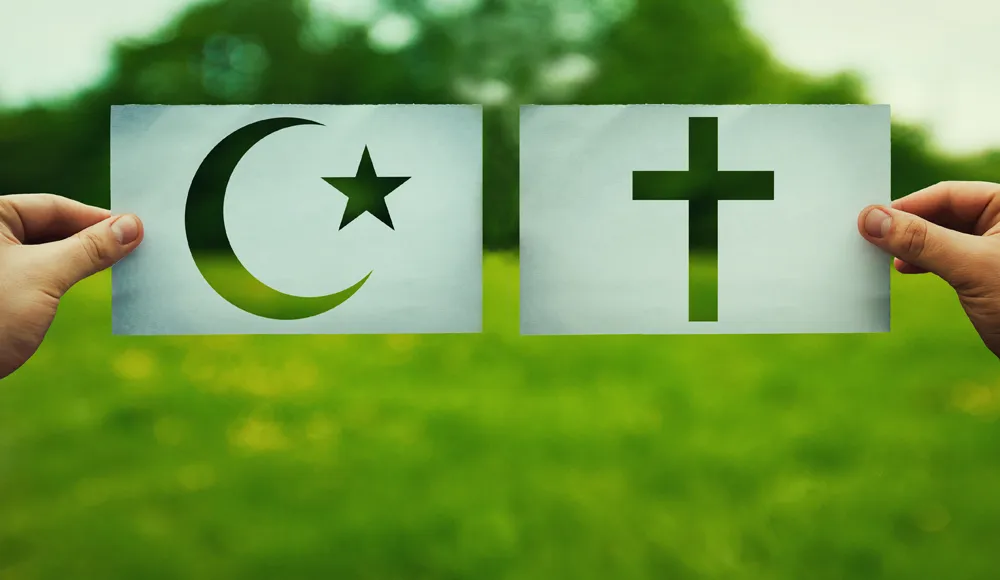 Símbolos do islã e do cristianismo lado a lado, representando a comparação entre as duas religiões e seus princípios em comum