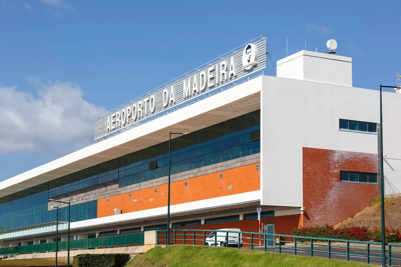 Aeroporto Internacional Cristiano Ronaldo da Madeira, símbolo do impacto do jogador na ilha.