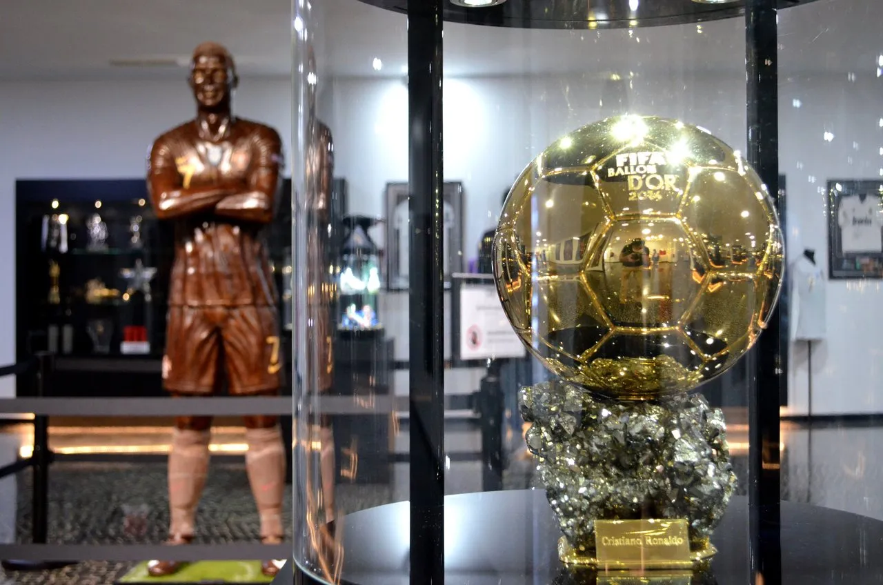 Troféus e itens expostos no museu de Cristiano Ronaldo, que homenageia seu legado e impulsiona a economia local.