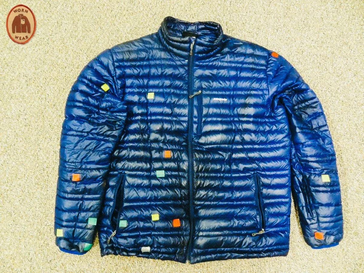 Reparo de peça de roupa no programa Worn Wear da Patagonia