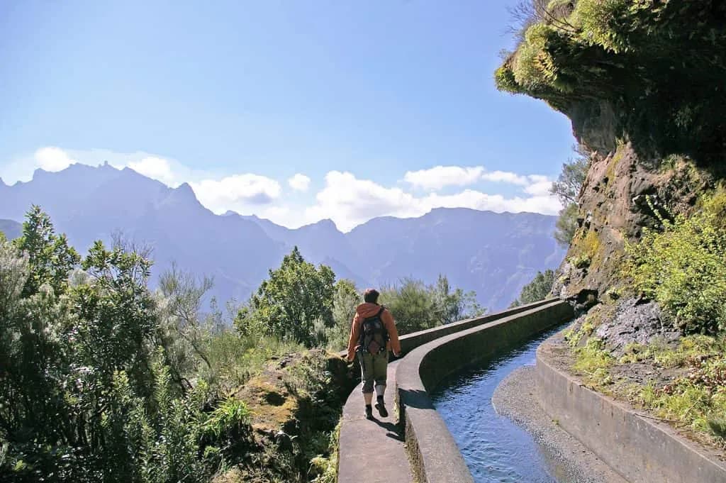 Levadas da Madeira, canais de irrigação que servem à agricultura e formam trilhas cênicas para caminhadas.