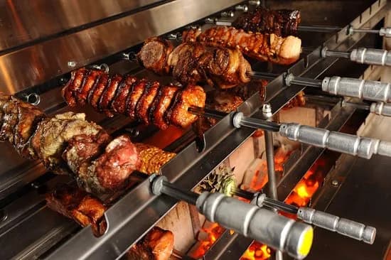 Carne no espeto em uma churrascaria com cortes de carne sendo servidos, representando o ensino de inglês voltado ao vocabulário de restaurantes e alimentação.