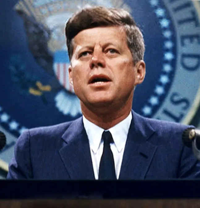 Imagem de John F. Kennedy, destacada em uma aula da Lingualize para ensinar o verbo was no contexto histórico, perfeita para amantes de história