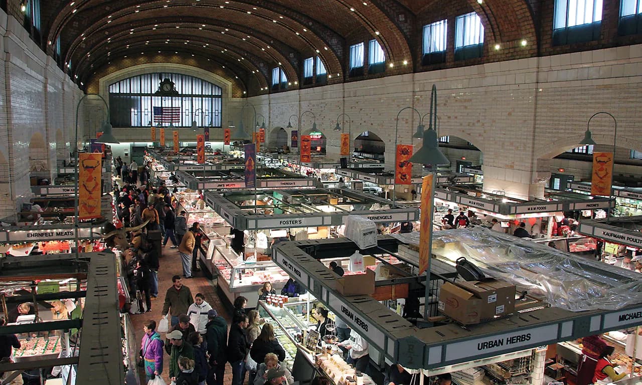 Interior do West Side Market, mercado público histórico de Cleveland de 1912