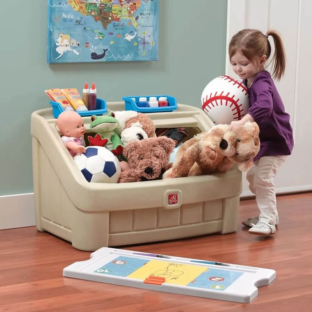 Quarto sendo organizado e brinquedos sendo guardados por uma criança