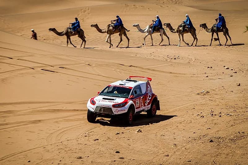 Veículo do Rally Dakar, evento conhecido no Senegal