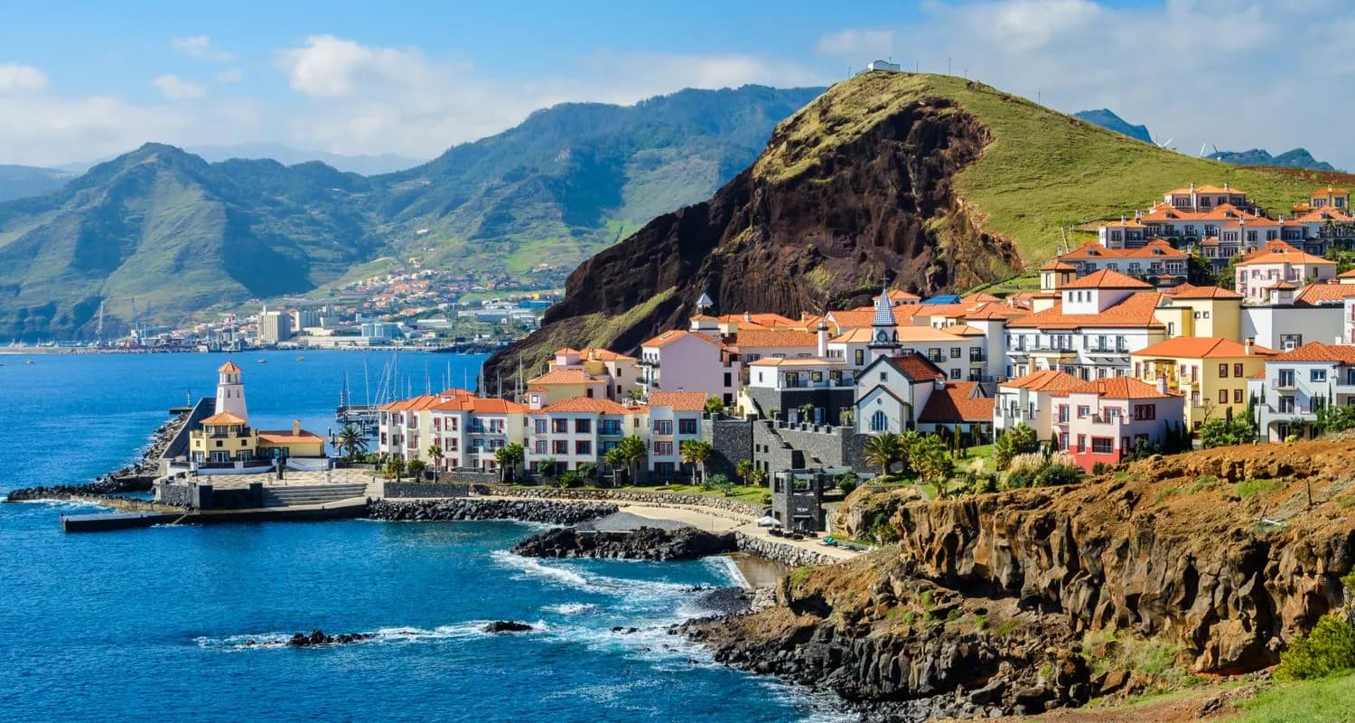 Panorama da costa da Ilha da Madeira, destacando a beleza natural mencionada na leitura em inglês.