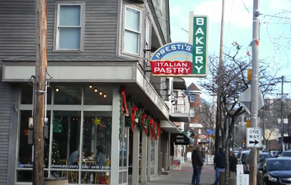Ruas charmosas do bairro Little Italy de Cleveland, com culinária italiana
