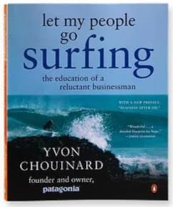 Surfista pegando onda, ilustrando o lema Let My People Go Surfing