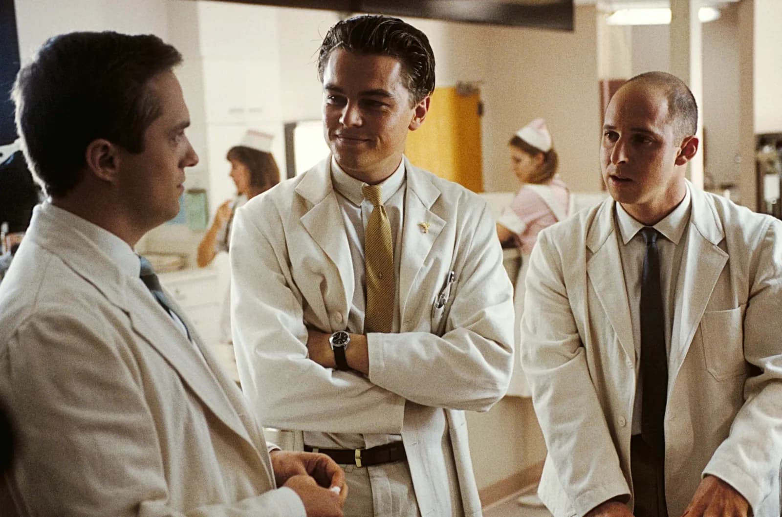 Frank fingindo ser médico enquanto narra histórias para convencer
