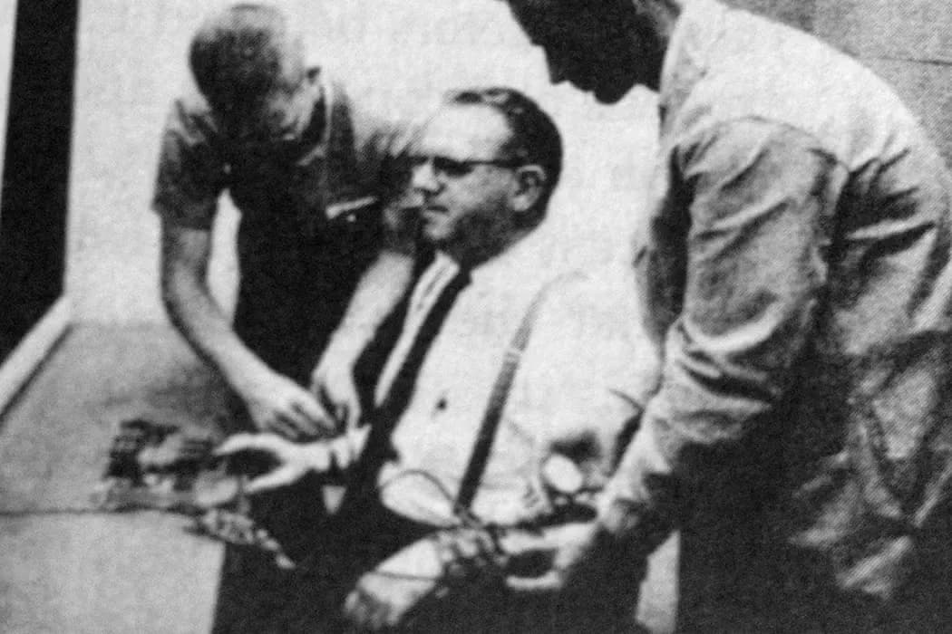 Participante aplica choque falso sob ordens de um pesquisador no experimento de Milgram