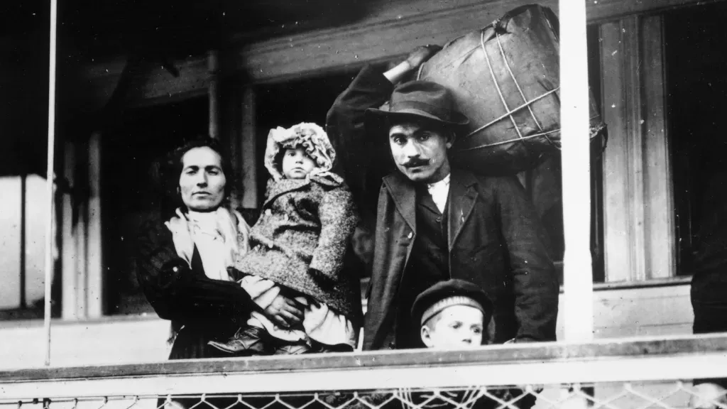 Registro histórico de comunidades de imigrantes nos Estados Unidos, contexto da branquitude