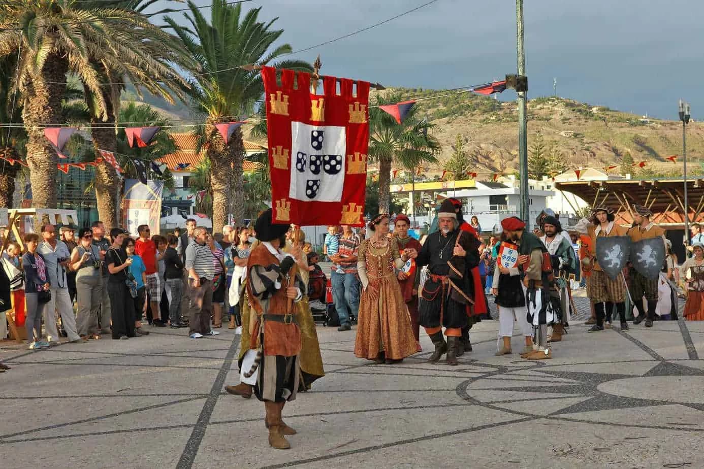 Festival com música e dança tradicionais da Madeira, ilustrando a vibrante cena cultural da ilha.