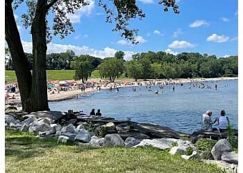 Praia de Edgewater Park com vista para o Lago Erie em Cleveland