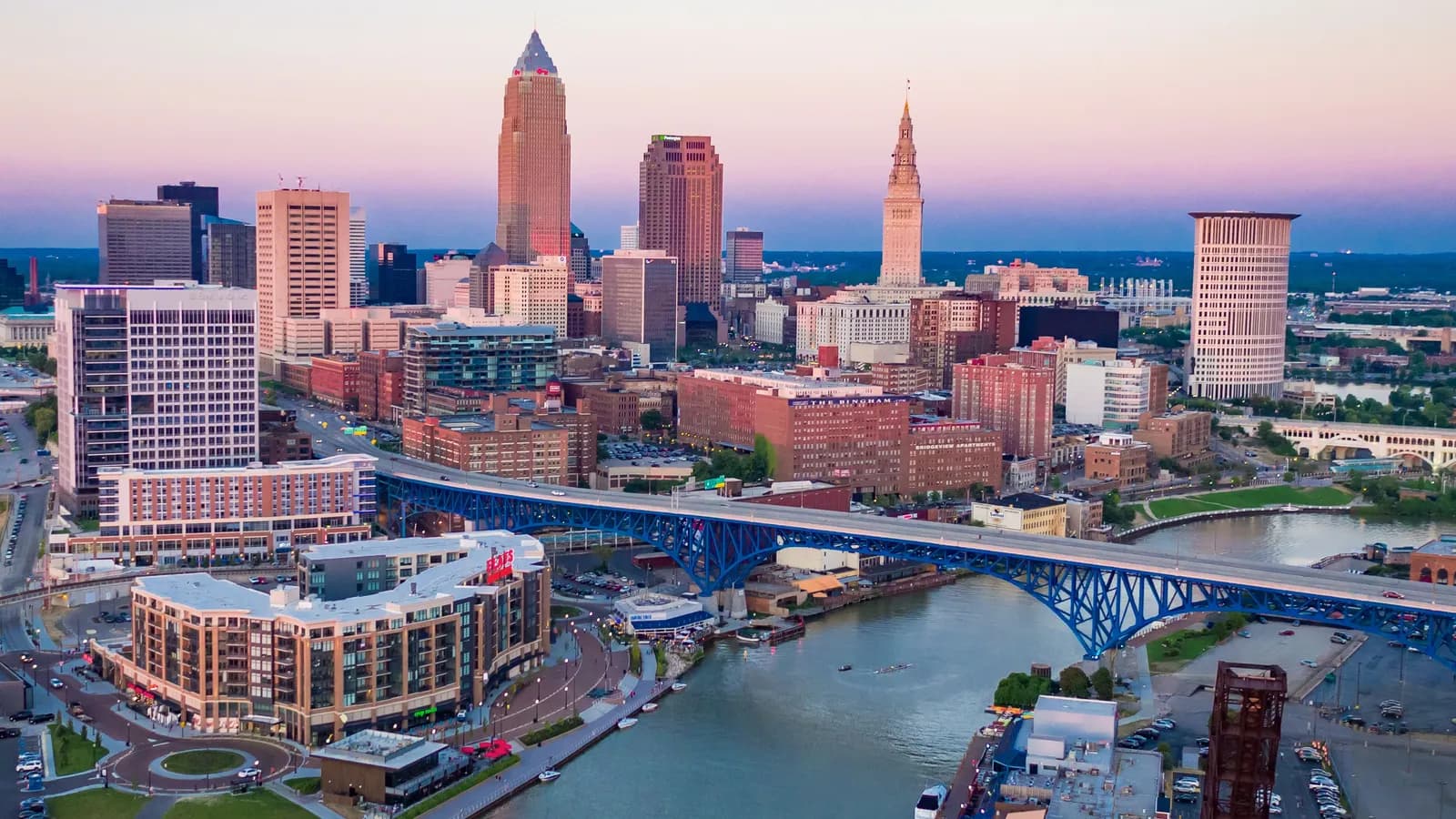 Vista panorâmica do horizonte de Cleveland, Ohio, à beira do Lago Erie