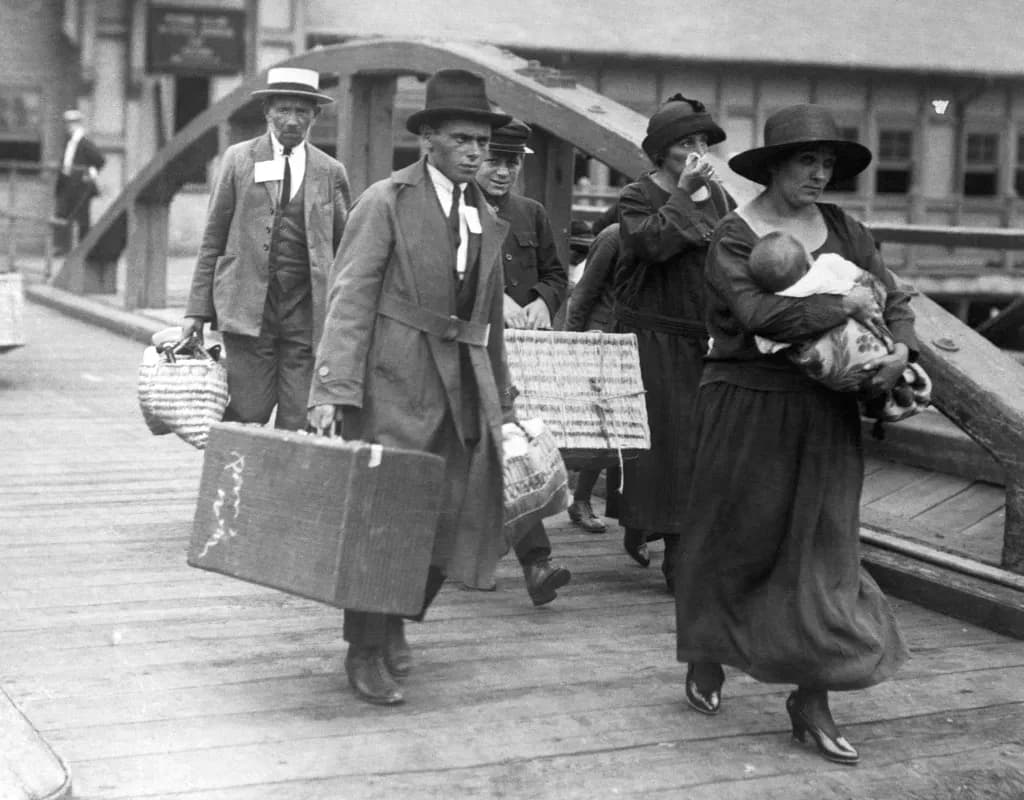 Imigrantes europeus chegando aos Estados Unidos no início do século XX, tema da leitura em inglês