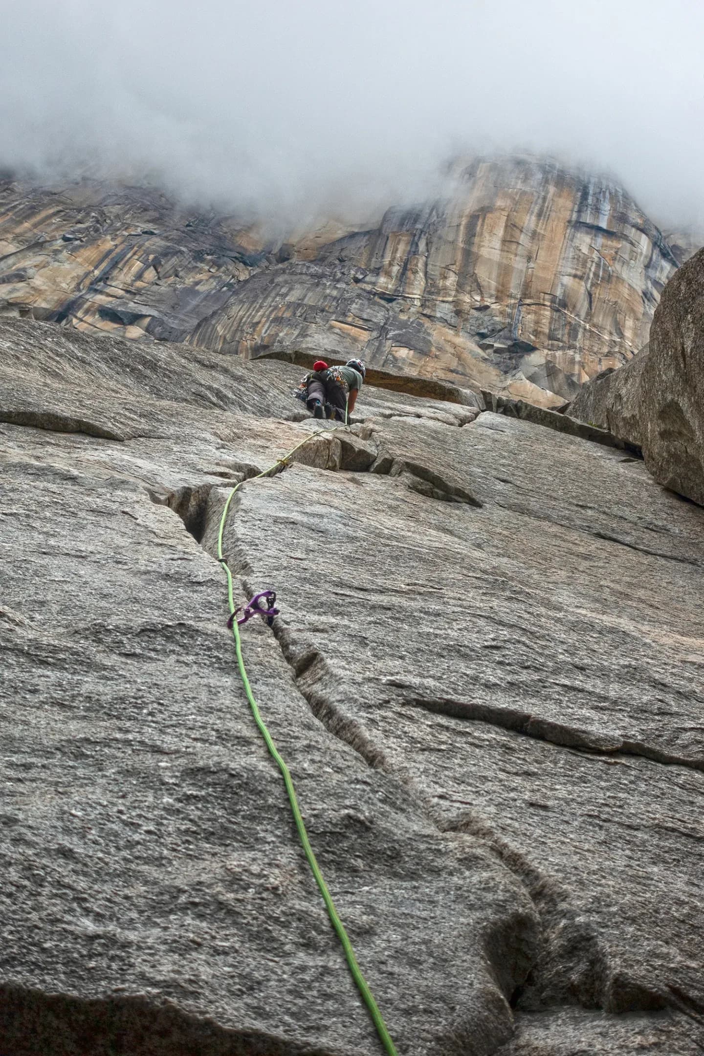 Escalador em parede rochosa usando equipamento Patagonia