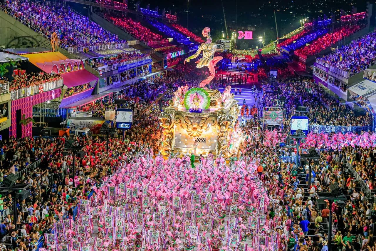 Pessoas fantasiadas em um desfile de Carnaval, mostrando o ensino de inglês relacionado a eventos culturais e celebrações.
