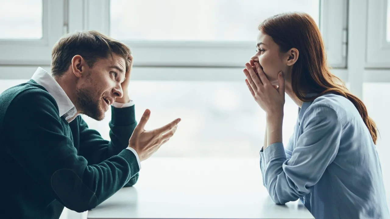 Dois profissionais conversando em uma reunião difícil no ambiente de trabalho