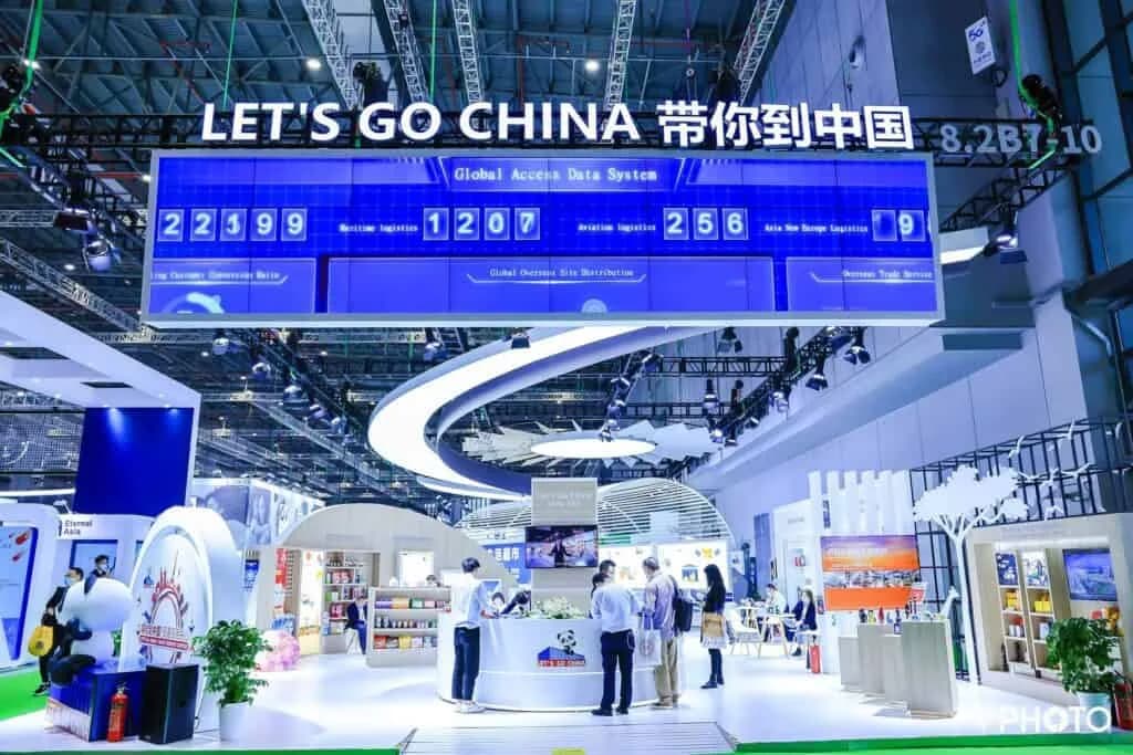 Feira de tecnologia CIIE na China com estandes e visitantes