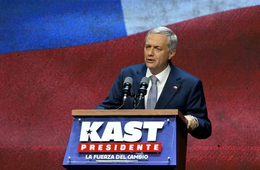 José Antonio Kast durante campanha presidencial, em imagem ligada ao debate político conservador no Chile.