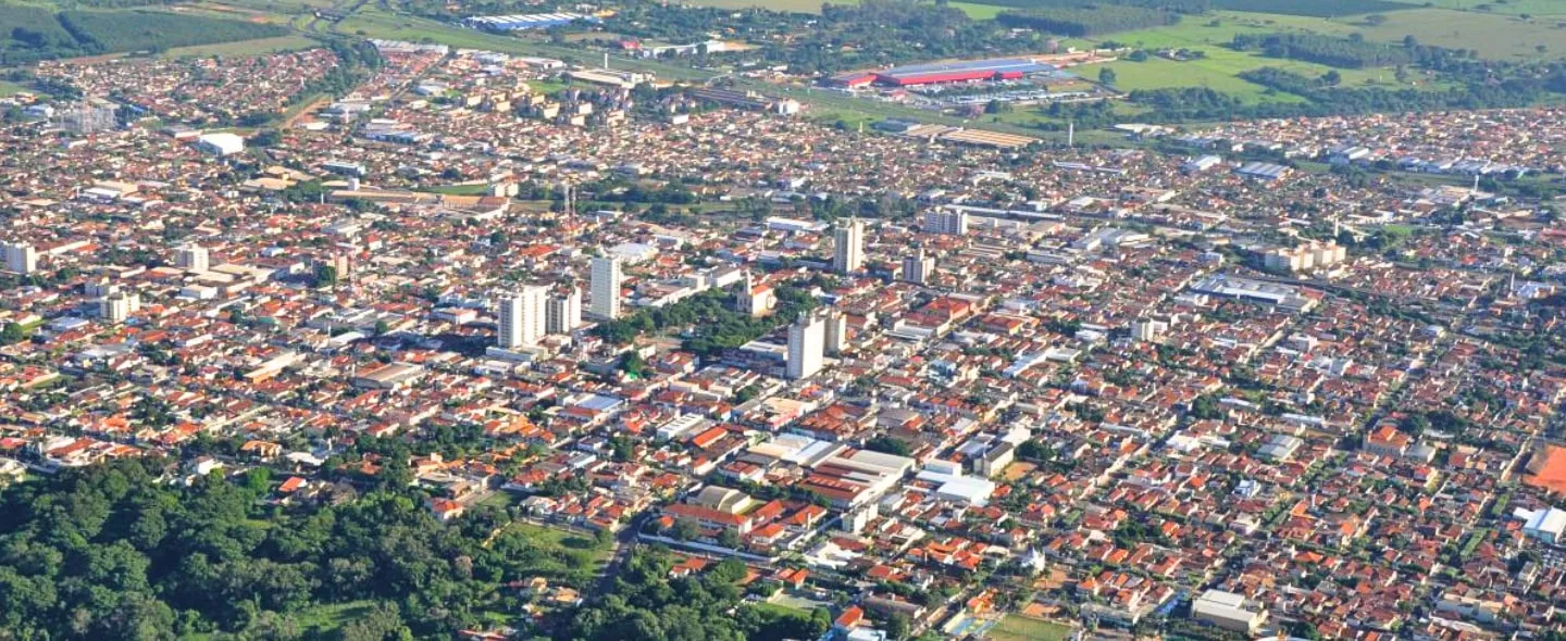 Torcida e jogadores do Mirassol comemorando, retratando o crescimento do clube no futebol brasileiro