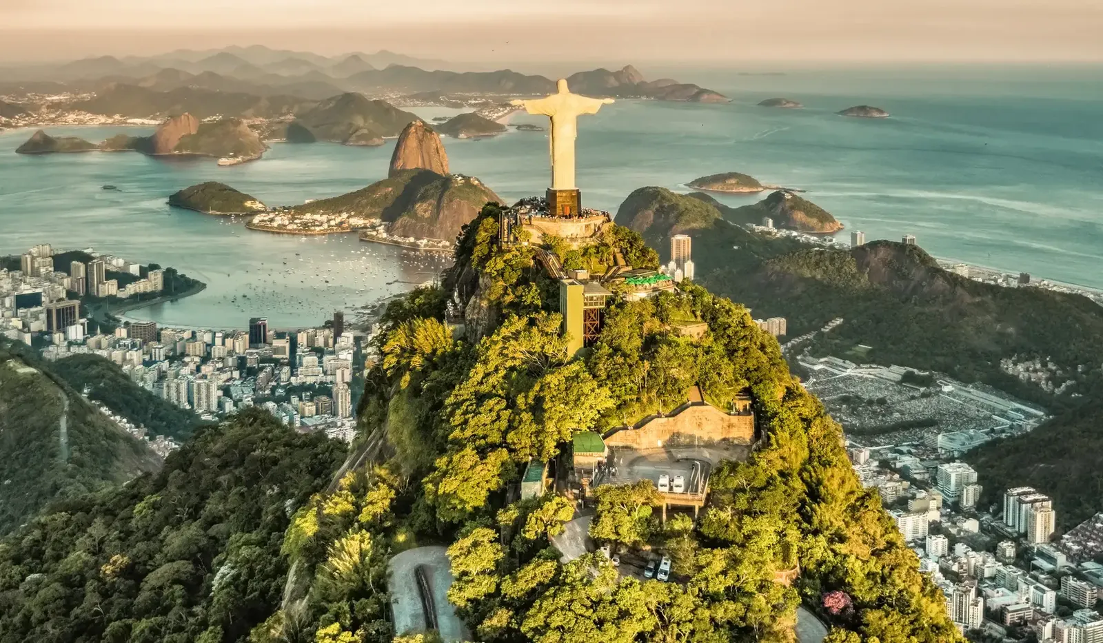 Rio de Janeiro, a cidade mais vibrante (the most vibrant) e deslumbrante do texto