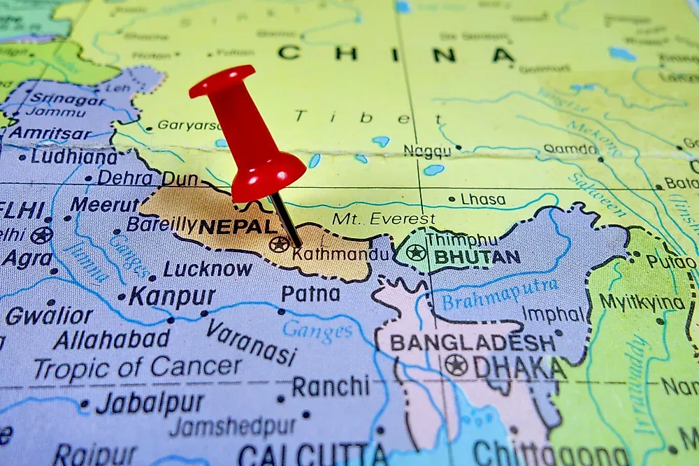 Manifestantes jovens nas ruas durante a Revolução Gen Z no Nepal em 2025, abrindo a leitura de atualidades em inglês.
